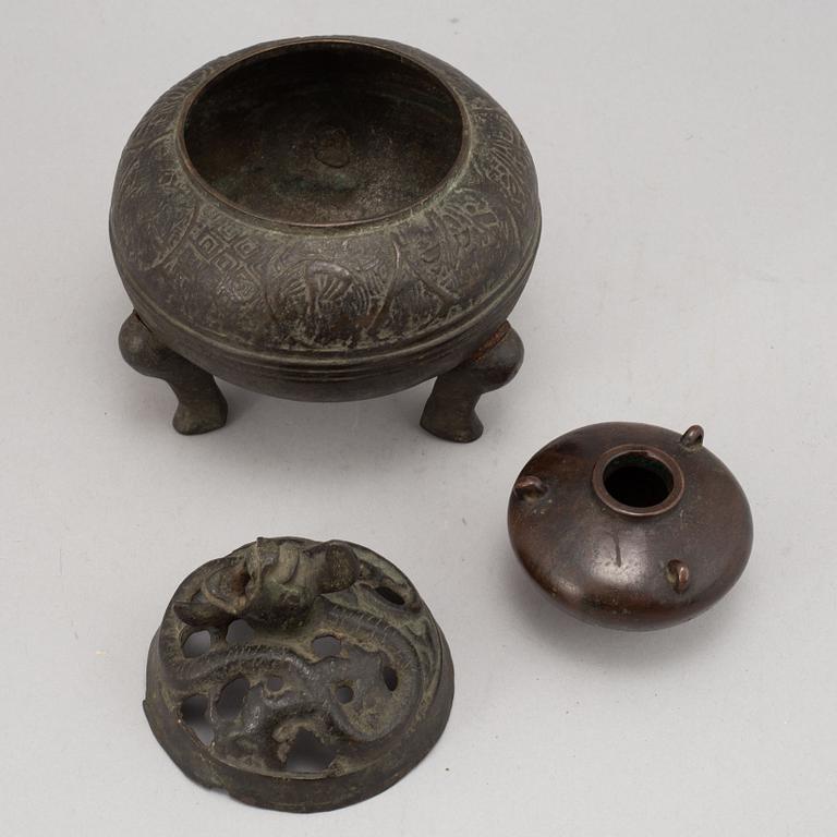 A group of Chinese and Japanese objects, nine pieces.
