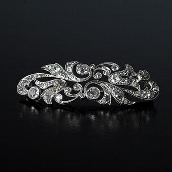 337. A BROOCH, 14K white gold. Old and rose cut diamonds c. 2.50 ct.  Length 46 mm. Weight 7,9 g.