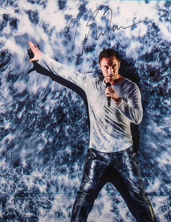 PELLE T NILSSON, pigment print "Måns Zelmerlöw". Signed by Måns Zelmerlöw and numbered 1/2.