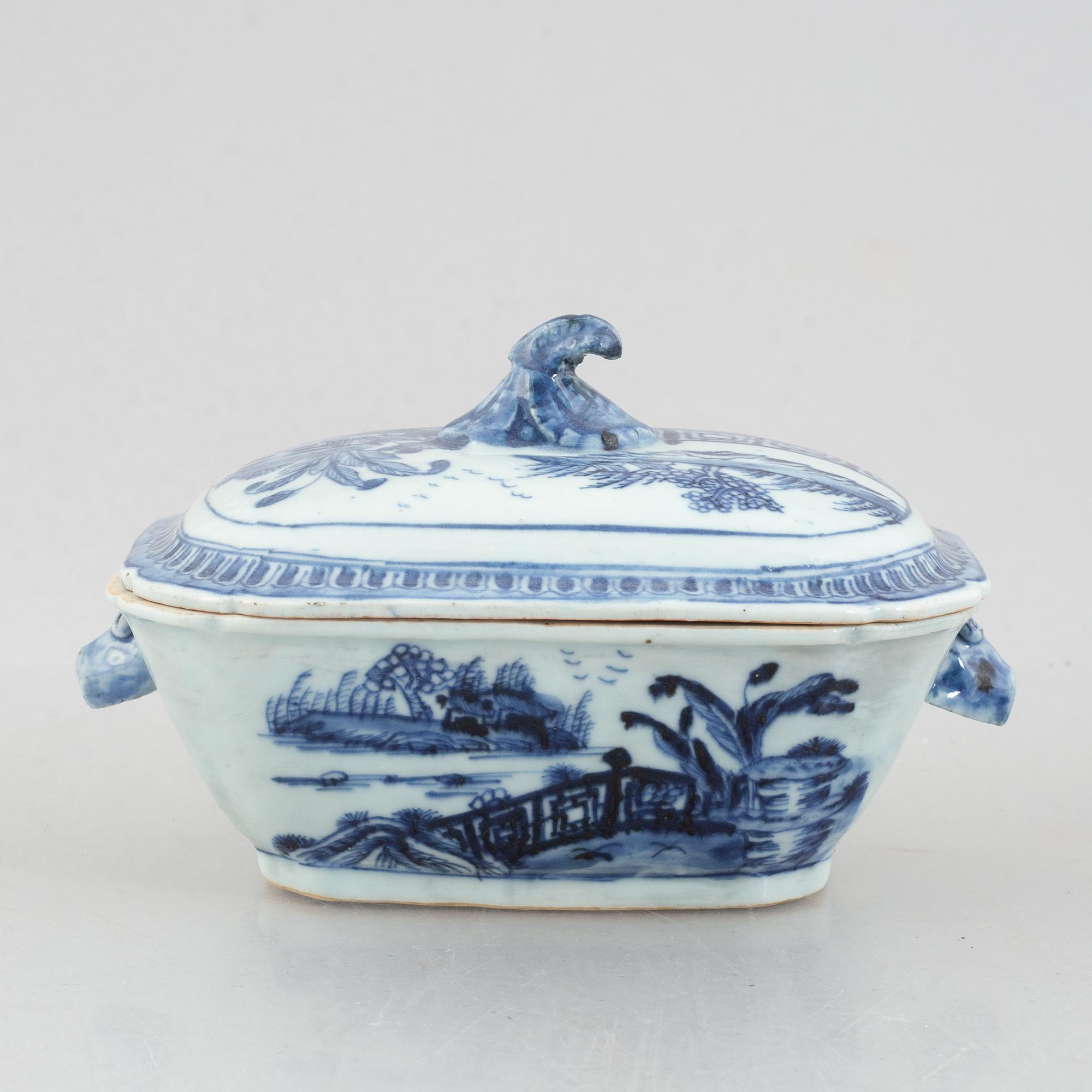 Four blue and white pieces of export porcelain, China, Qianlong (1736-95).