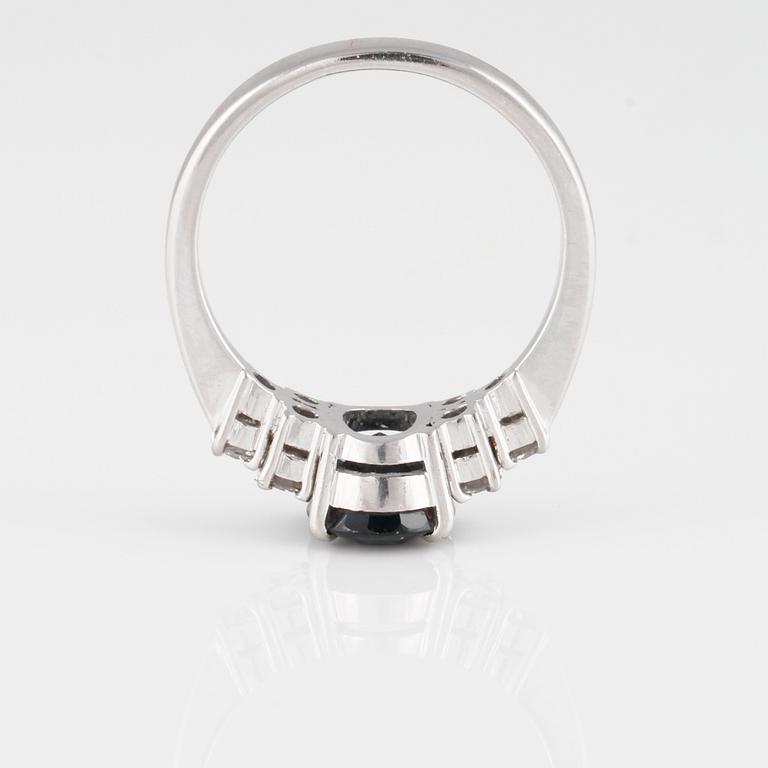 RING, 18K vitguld med fasettslipad blå safir ca 3.00 ct samt briljantslipade diamanter ca 0.30 ct. Vikt 5,0 gram.