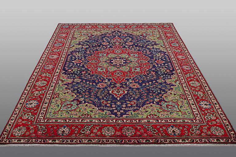 A carpet, Tabriz, ca 310 x 200 cm.