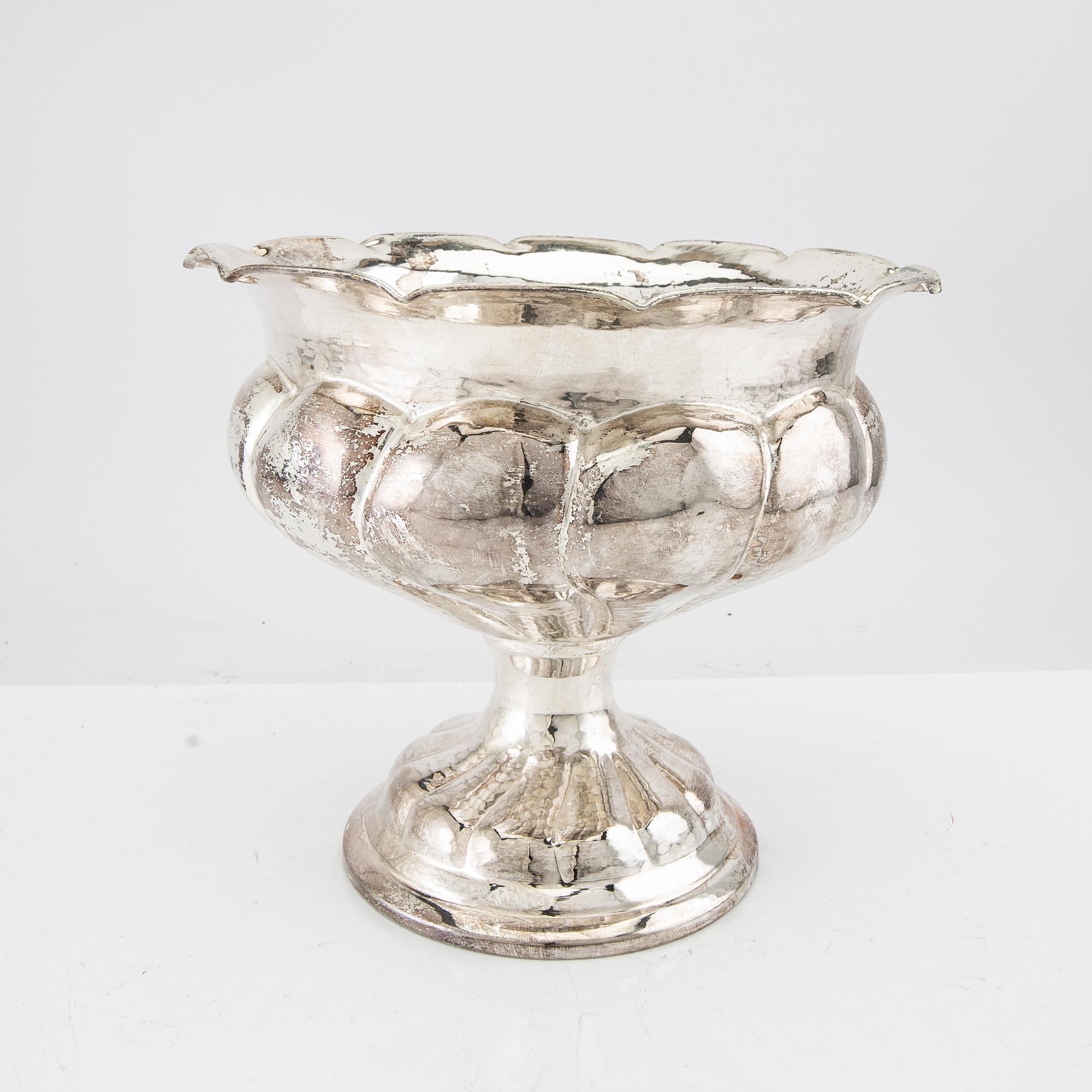 Stekhuvar 2 st samt skål på fot NS 1900-tal.