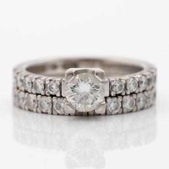 Ring, 18K white gold, with a brilliant-cut diamond of approximately 0.65 ct, brilliant-cut diamond side stones.