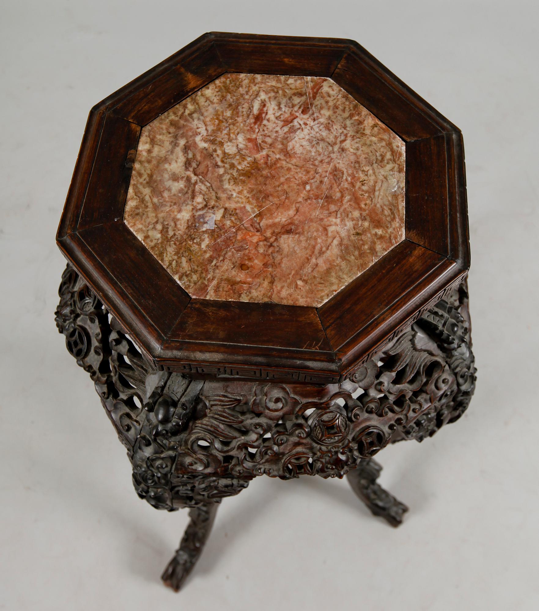 PIEDESTAL, orientalisk, 1900-talets första hälft.