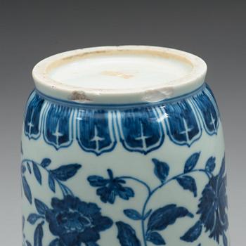 A blue and white vase, Qing dynasty, 19th Century.