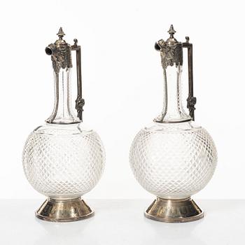 A pair of glass and silver plate decanters, first half of the 20th Century.