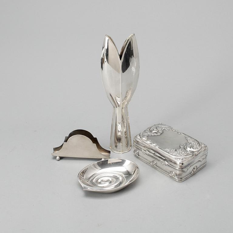 PARTI SILVER, 4 delar, Bl a Finland, 1963, samt England. tot vikt 748 gram (Vas med fylld fot).