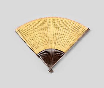 SOLFJÄDRAR, två stycken. Sen Qingdynastin (1644-1912).