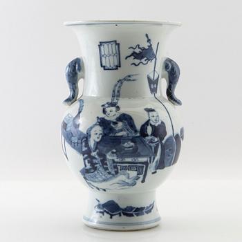 Vase porcelain China late Qing.