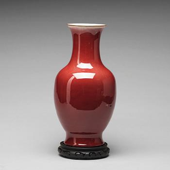 876. A red glazed vase, late Qing dynasty/early 20th Century.