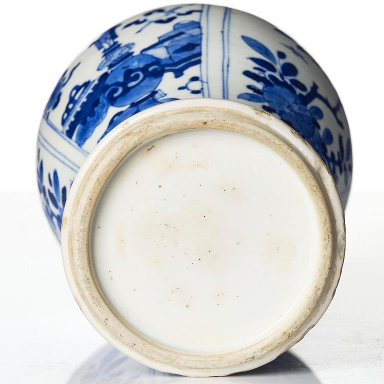 Vas, porslin. Qingdynastin, Kangxi (1662-1722).