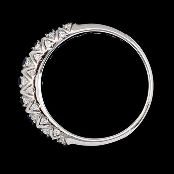 RING, 14K vitguld, blå safirer och diamanter 0.25 ct.