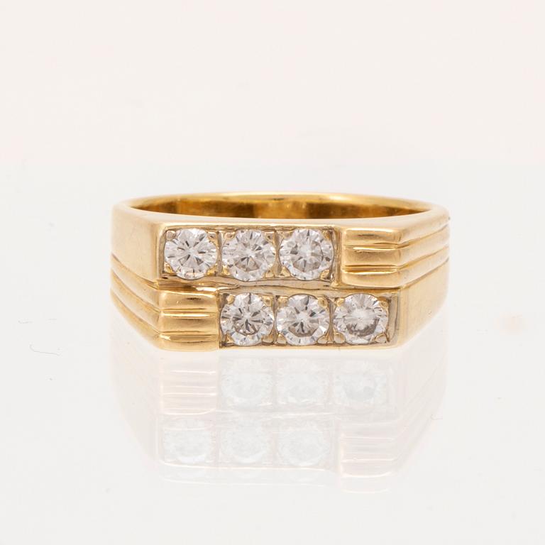 An 18K gold ring set with round brilliant cut diamonds.
