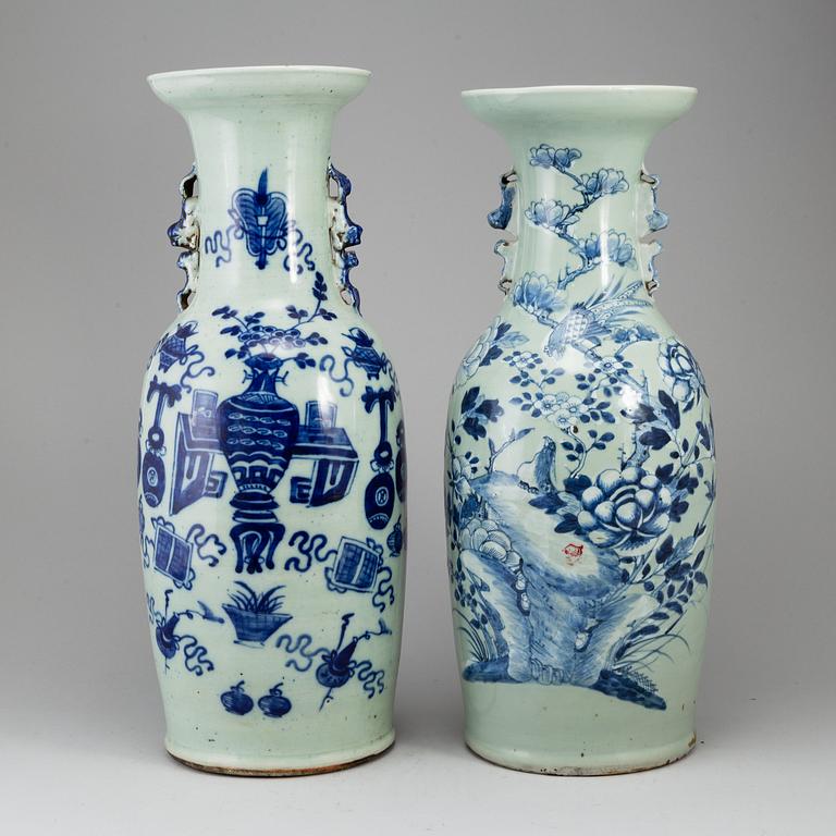 Two Chinese large blue and white porcelain floor vases, early 20th century.