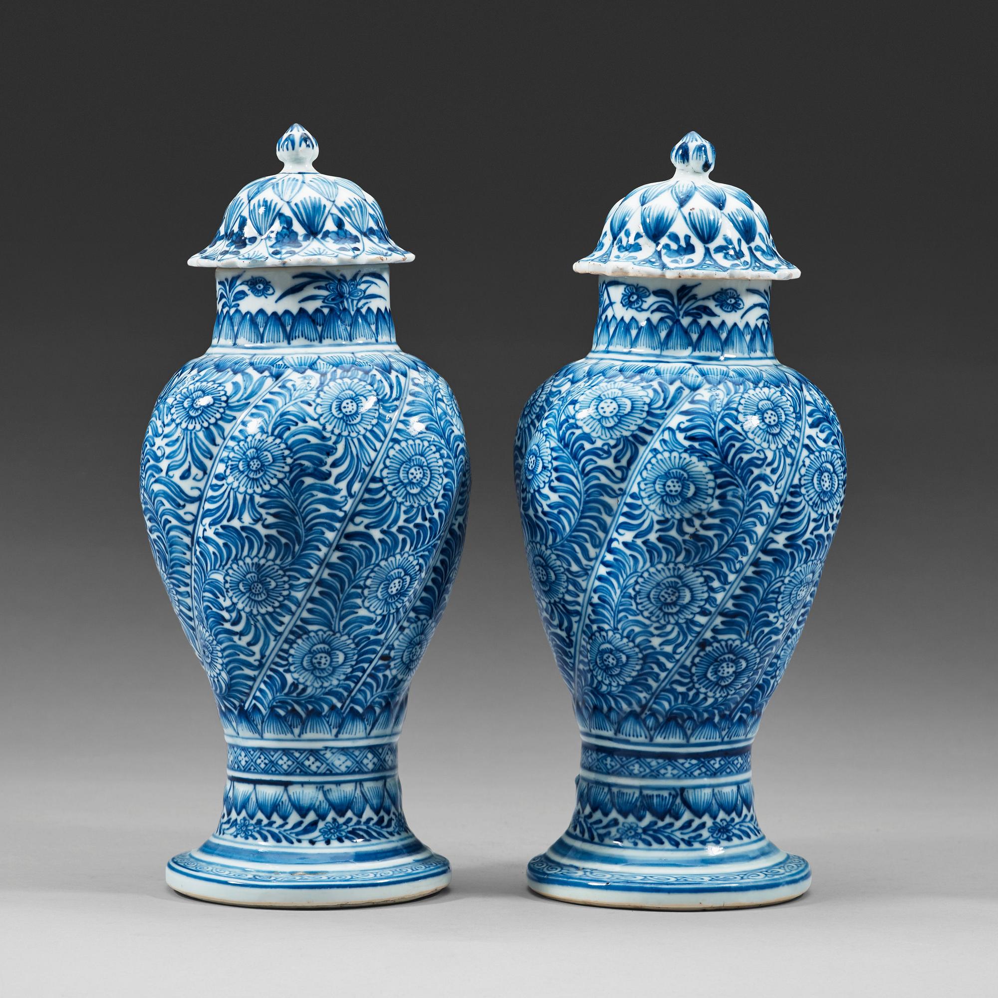 A pair of blue and white vases with cover, Qing dynasty, Kangxi period (1662-1722).