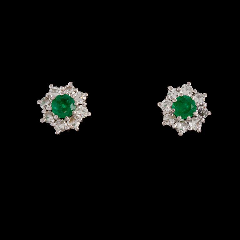 ÖRHÄNGEN, ett par, 18k vitguld med fasettslipade smaragder samt åttkantslipade diamanter. Vikt 2 g.