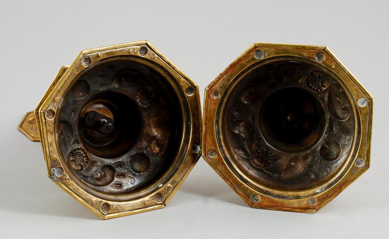 LJUSSTAKAR, 1 par, mässing, barock, 1700-/1800-tal.
