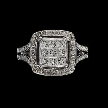 121. A princess and brilliant cut diamond, circa 1.03 cts ring.