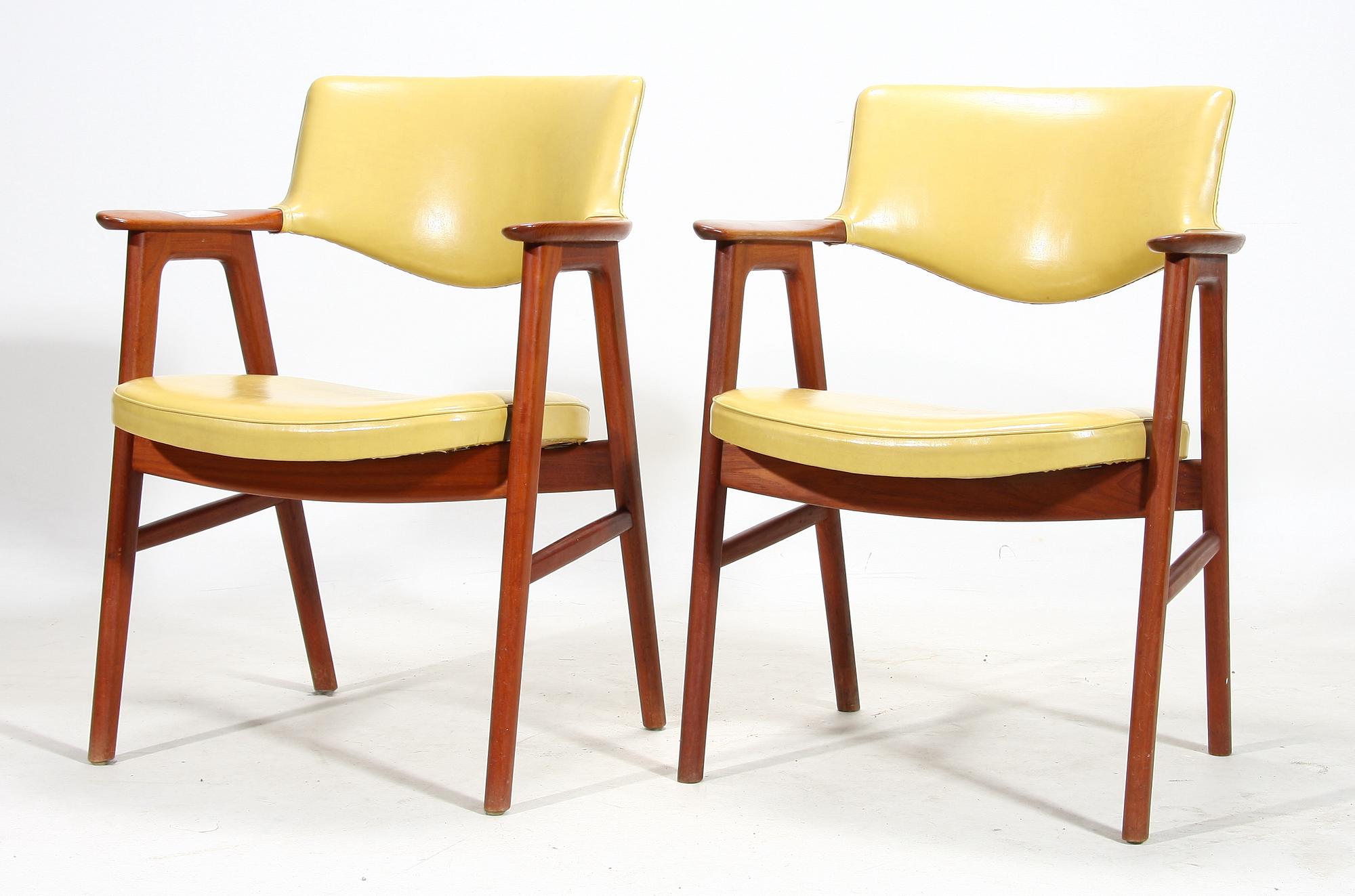 KARMSTOLAR, ett par, märkta Hoeng Stole, Erik Kirkegaard, 1960-tal.