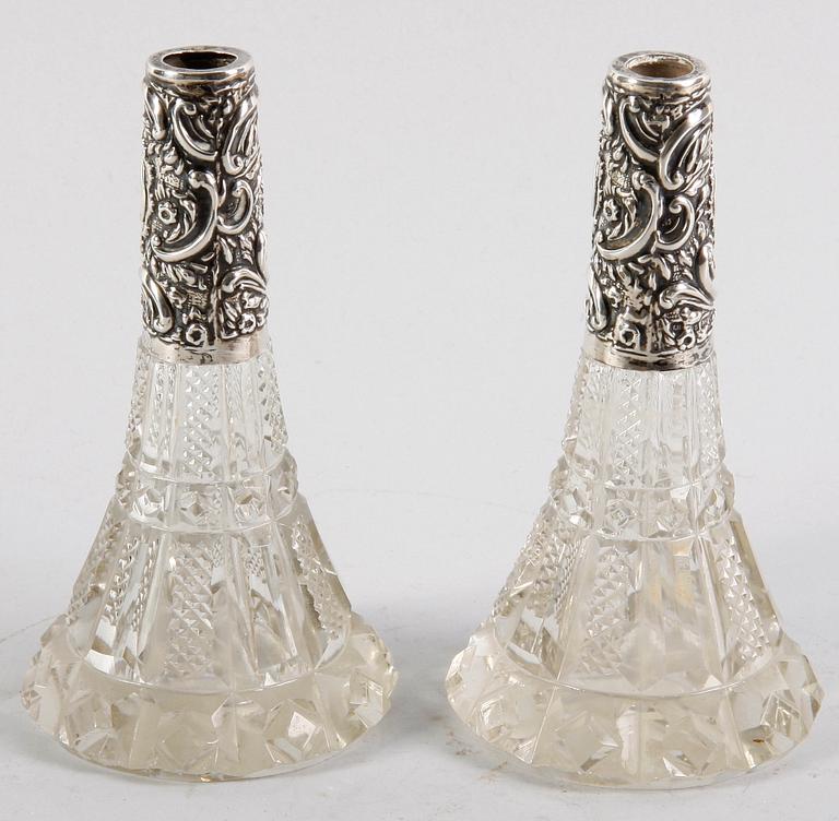 VASER/FLACONGER ett par. Glas och silver. England, Birmingham 1903.