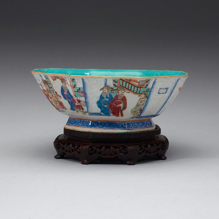 A famille rose figure scene bowl, late Qing dynasty 19th century. With sealmark in red.