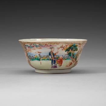 269. A famille rose figure scen bowl, Qing dynasty Qianlong (1736-95).