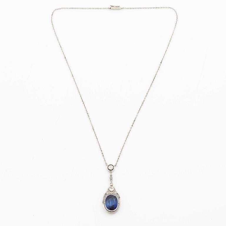 Collier 18K vitguld med en syntetisk safir samt gammal- och rosenslipade diamanter.