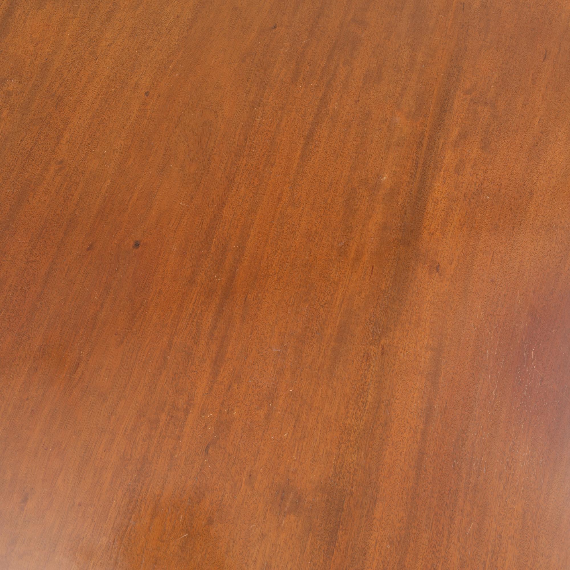 A two-part mahogany Georgian/Victorian dining table, England, first half of the 20th century.