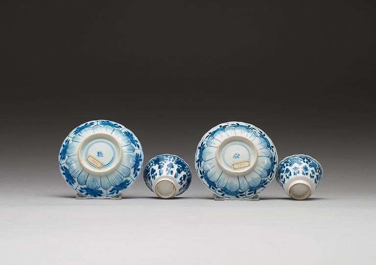 A pair of blue and white cups and saucers, Qing dynasty Kangxi (1662-1722).