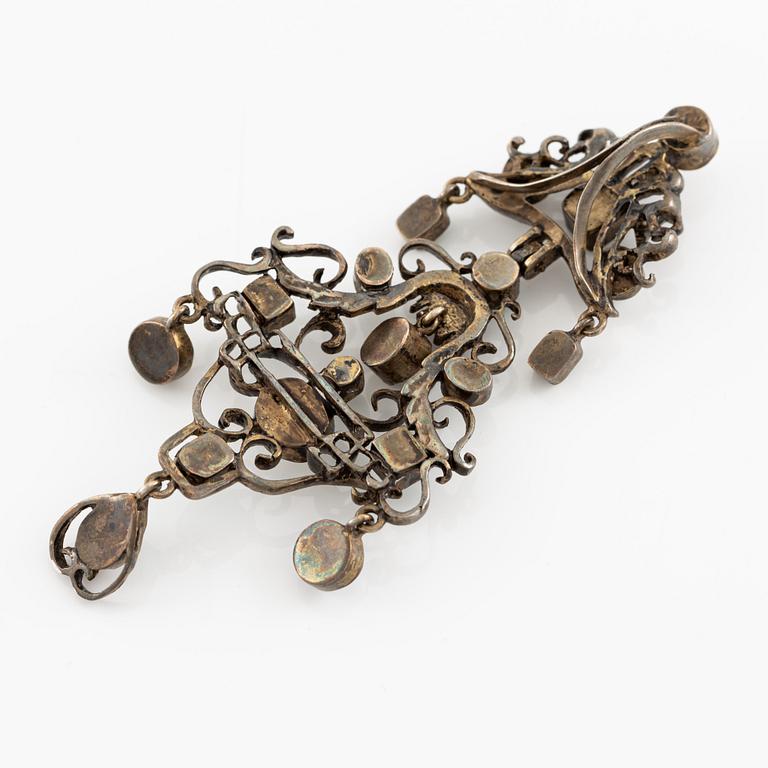 Pendant with emeralds and half-pearls.