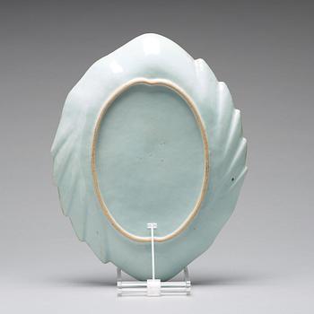 A blue and white leaf shaped serving dish, Qing dynasty, Qianlong (1736-95).