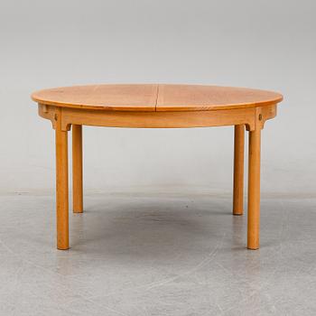 A 'Öresund' oak veneered dining table by Børge Mogensen, Karl Andersson & Söner. 2 foldable leaves included.