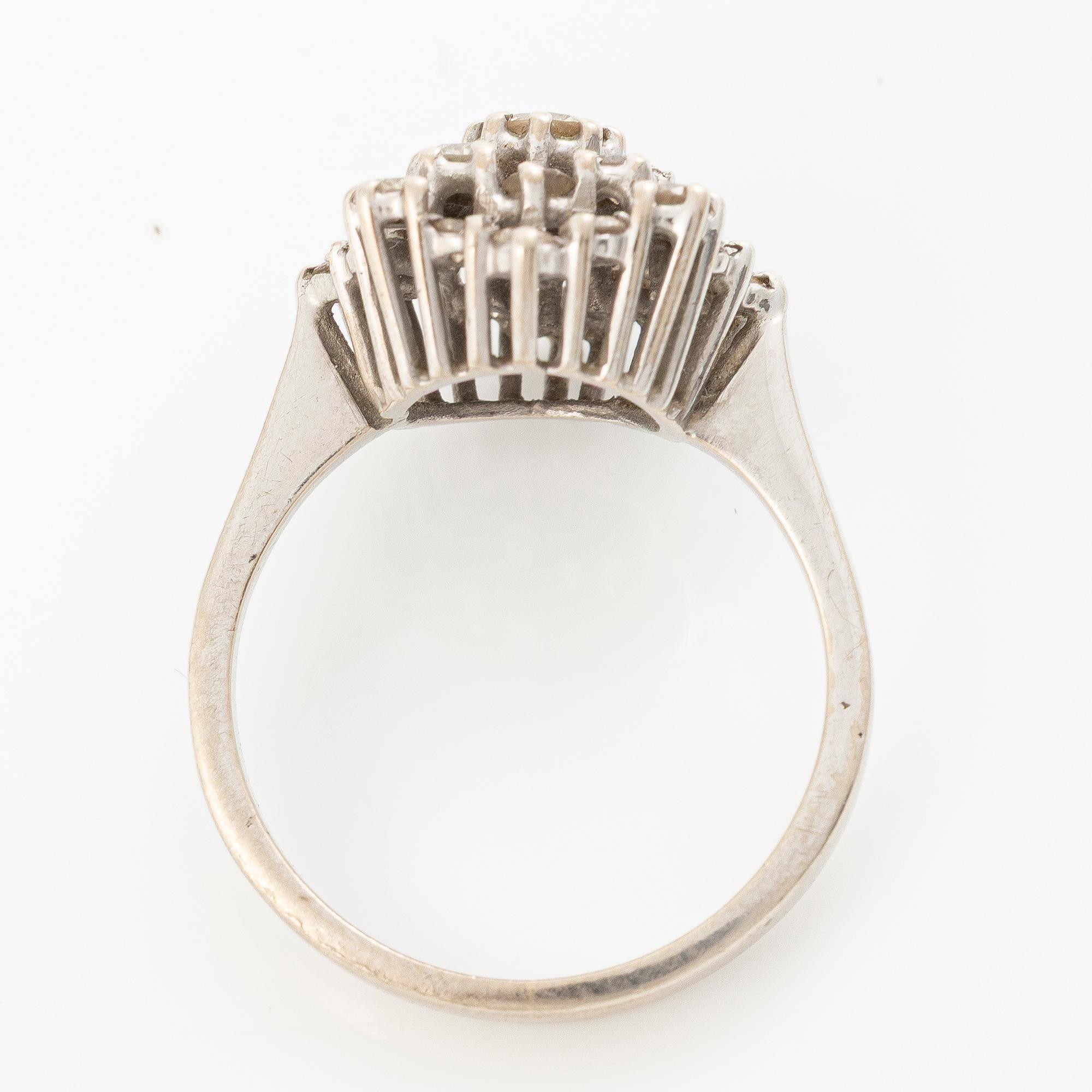 18K white gold ring with brilliant-cut diamonds.