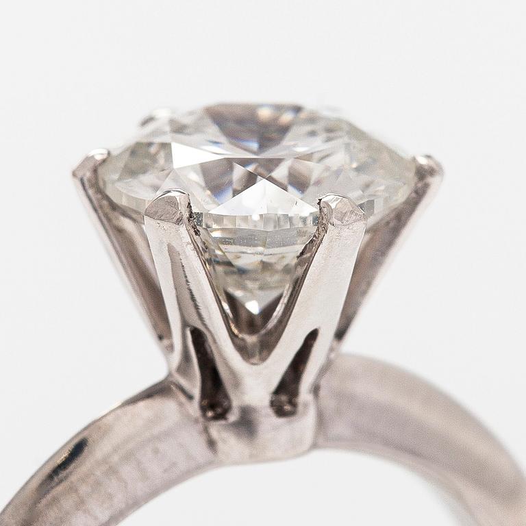 Sormus, platinaa ja briljanttihiottu timantti.