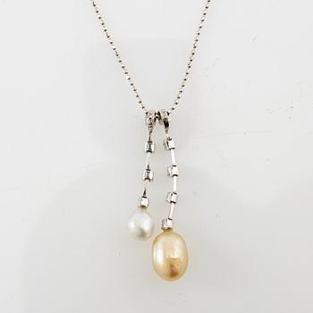 Hängsmycke, 18K vitguld med pärlor med diamanter.