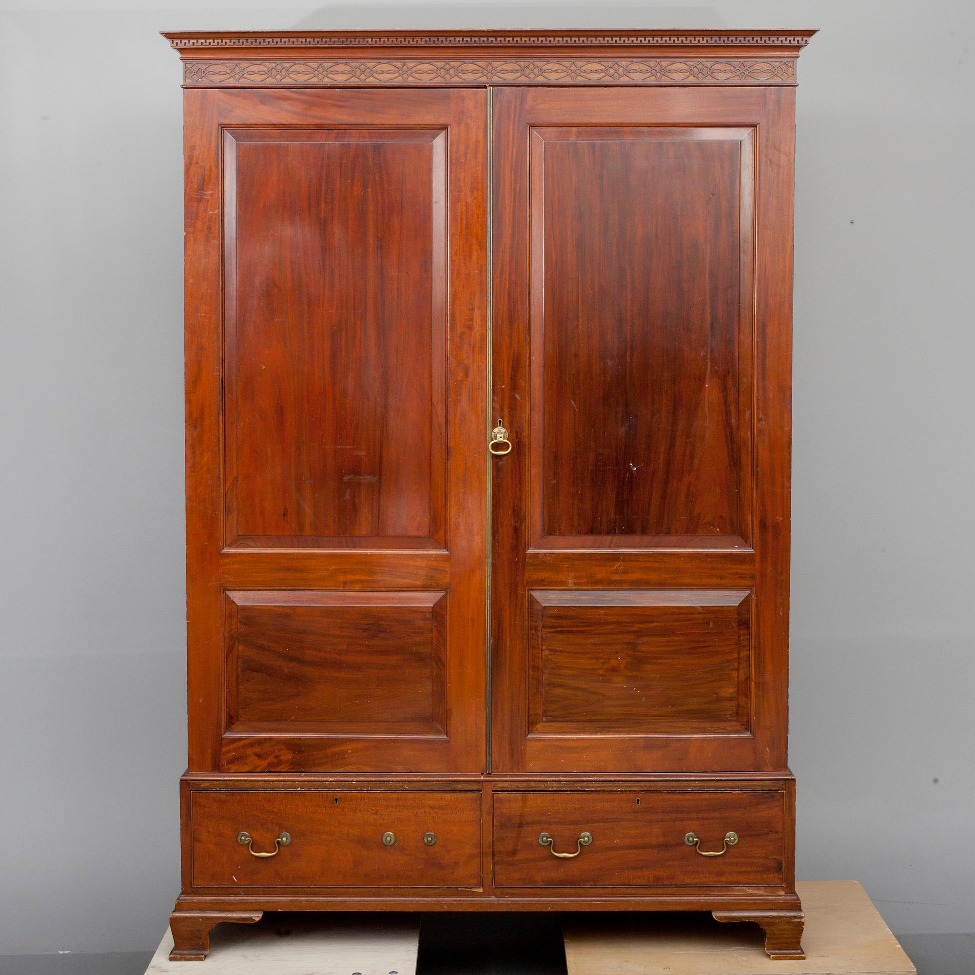 GARDEROB / SKÅP, England, 1900-talets första hälft.