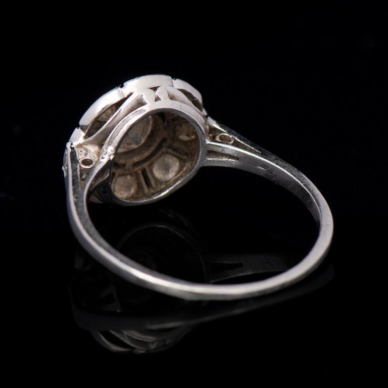 RING, briljantslipade diamanter, platina.