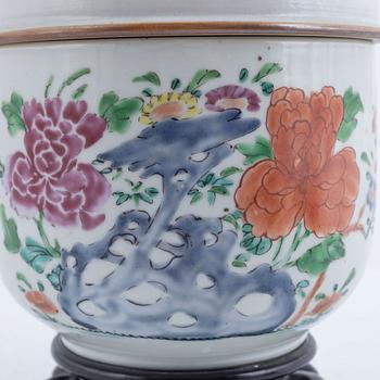 A Chinese porcelain jar with cover and a dish, Qingdynasty, 19th century/late 20th century.