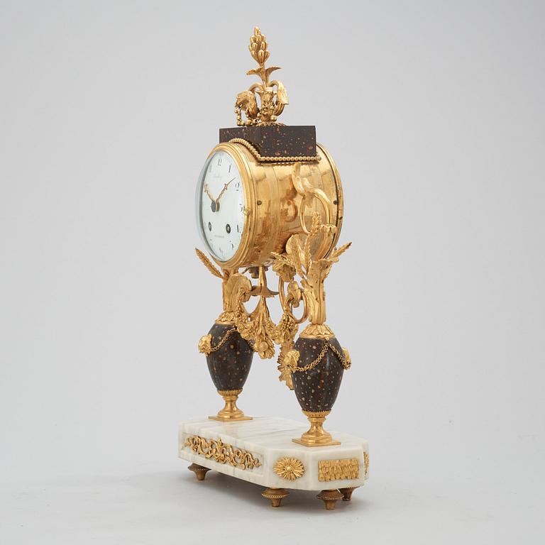 BORDSPENDYL, av Per Henrik Beurling (urmakare i Stockholm 1783-1806). Sengustaviansk.