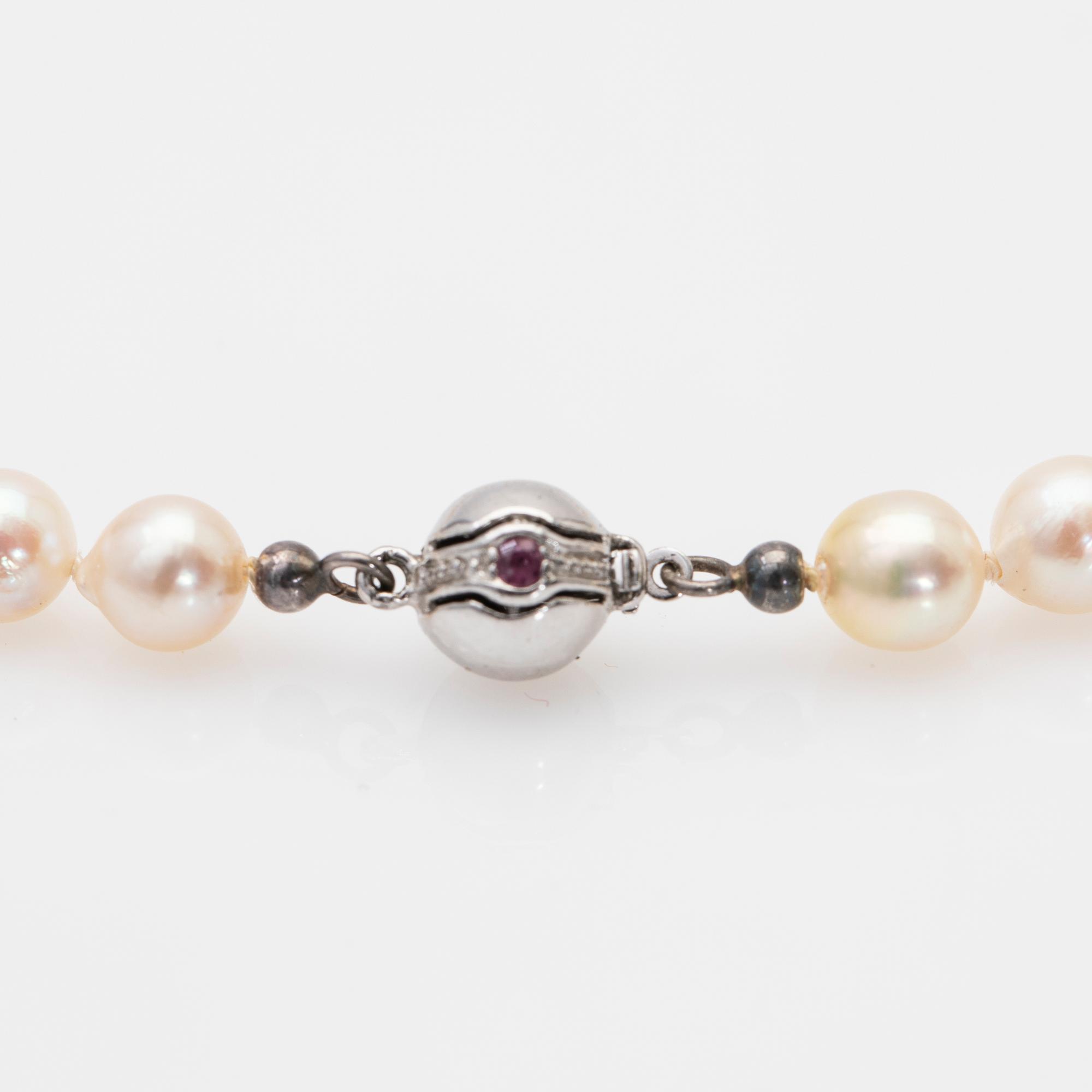 Pearl necklace, clasp in silver with stones.