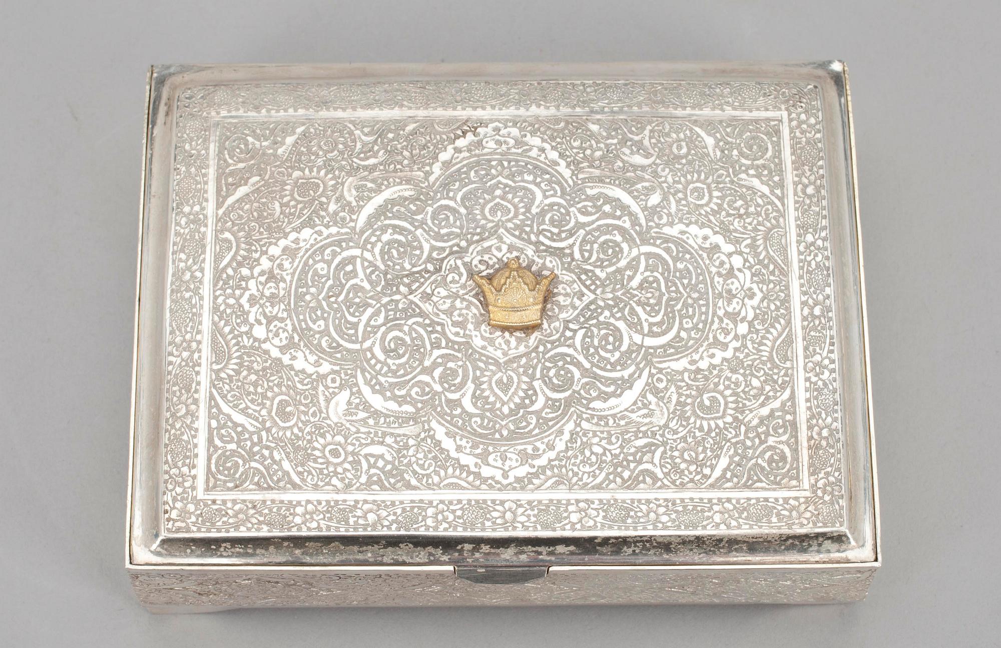 SAVUKERASIA, hopeaa. Persian Shaahin valtiovierailulahja.  Paino 275 g.
