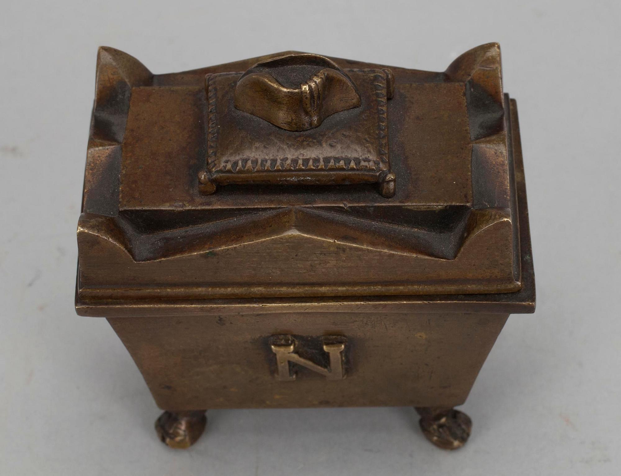 SOUVENIR/ASK i form av Napoleons sarkofag, patinerad brons.