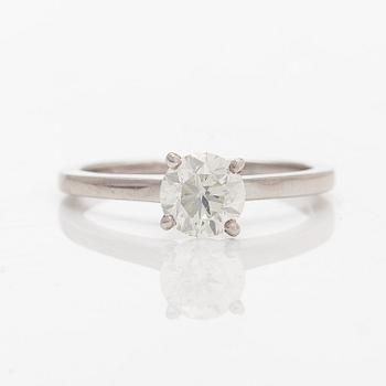 Ring, solitär, 14K vitguld med en briljantslipad diamant.
