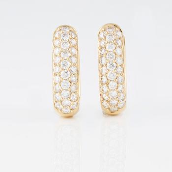 ÖRHÄNGEN, 18K guld med 56 briljantslipade diamanter 1.41 ct. Vikt 6,7 gram.