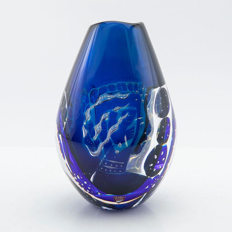 Edvin Öhrström, Vase "The Girl and the Dove" Ariel Orrefors signed.