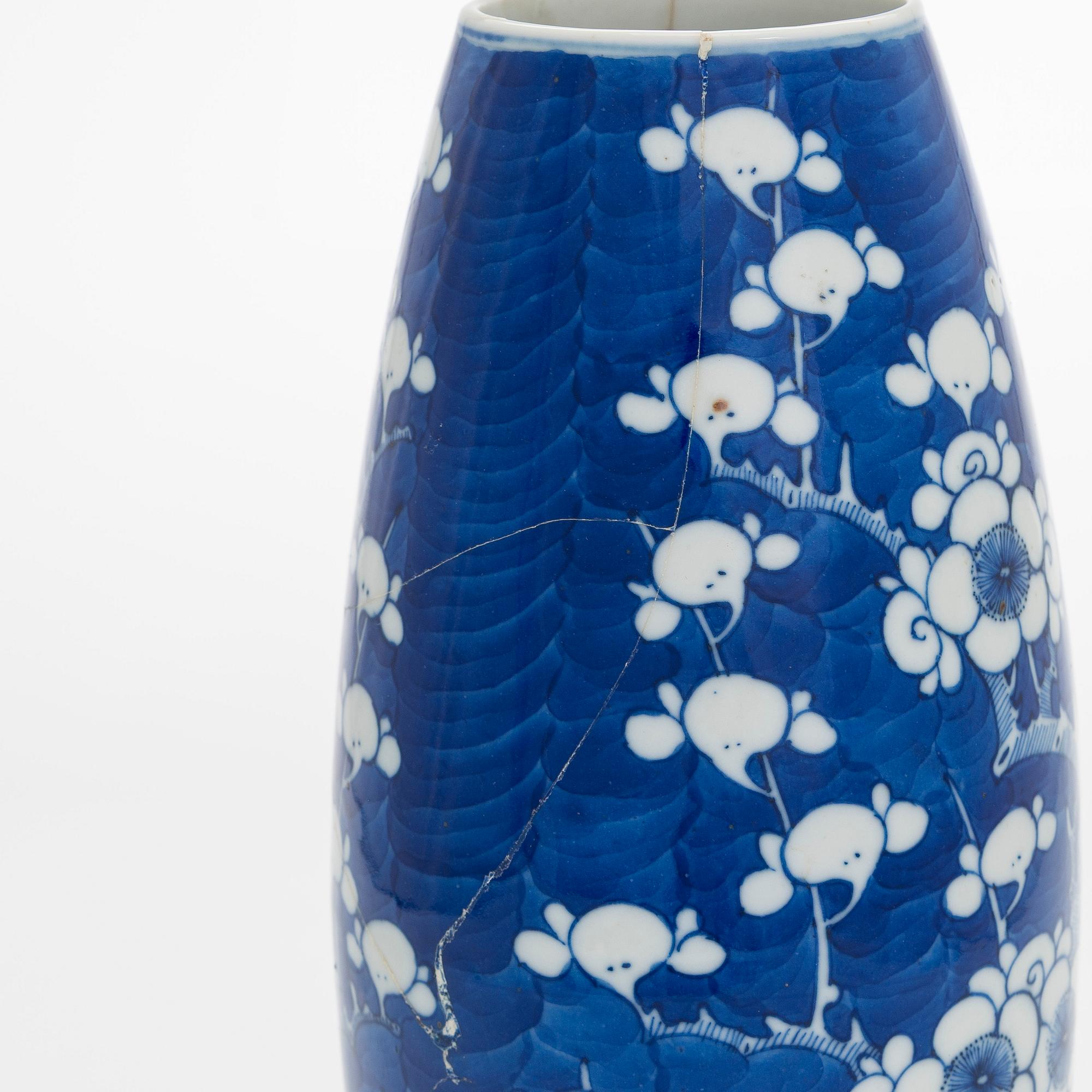 Two blue and white dishes and a vase, China, 18th/20th century.