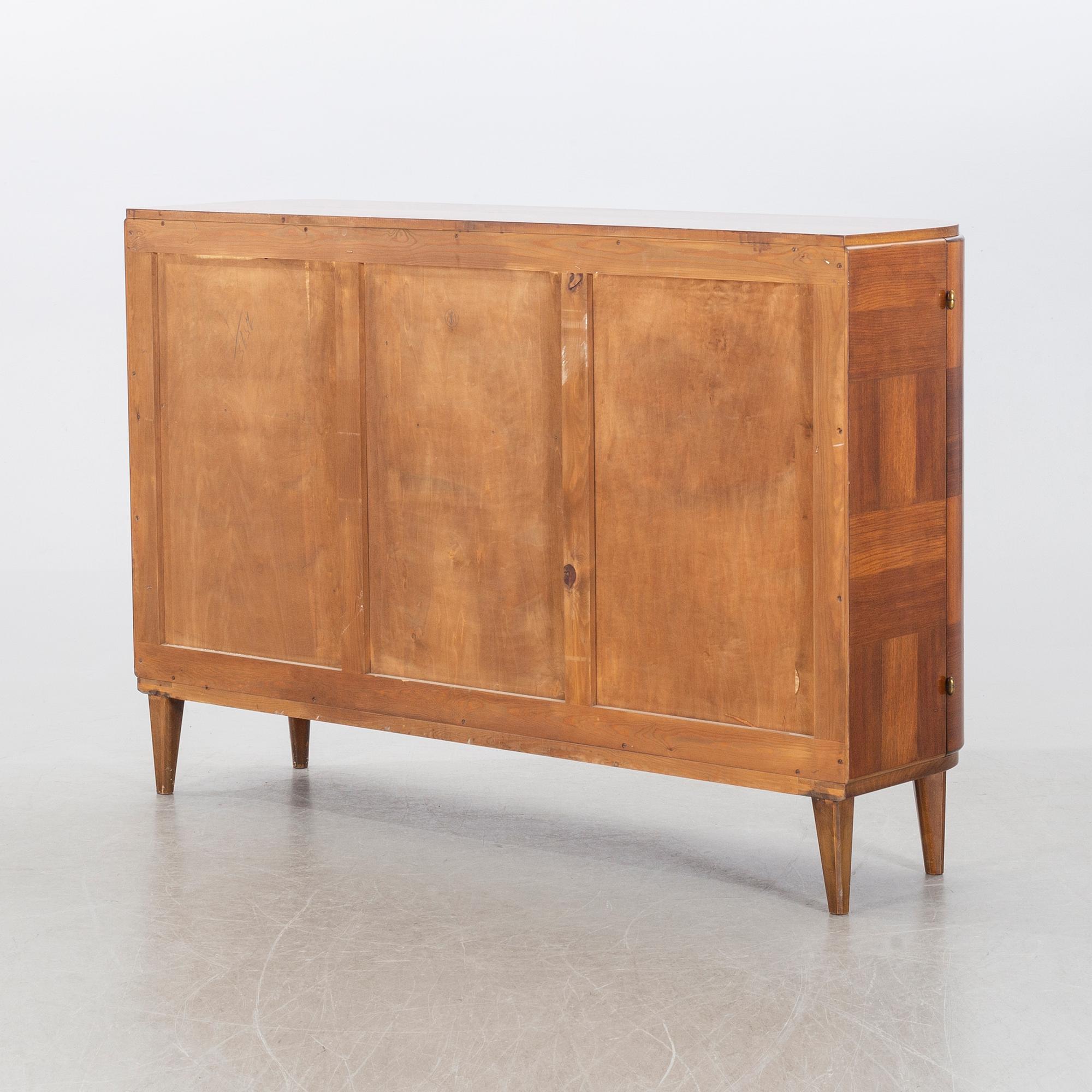 SKÅP. "Eugen" Svenska möbelfabrikerna Bodafors 1900-talets mitt.