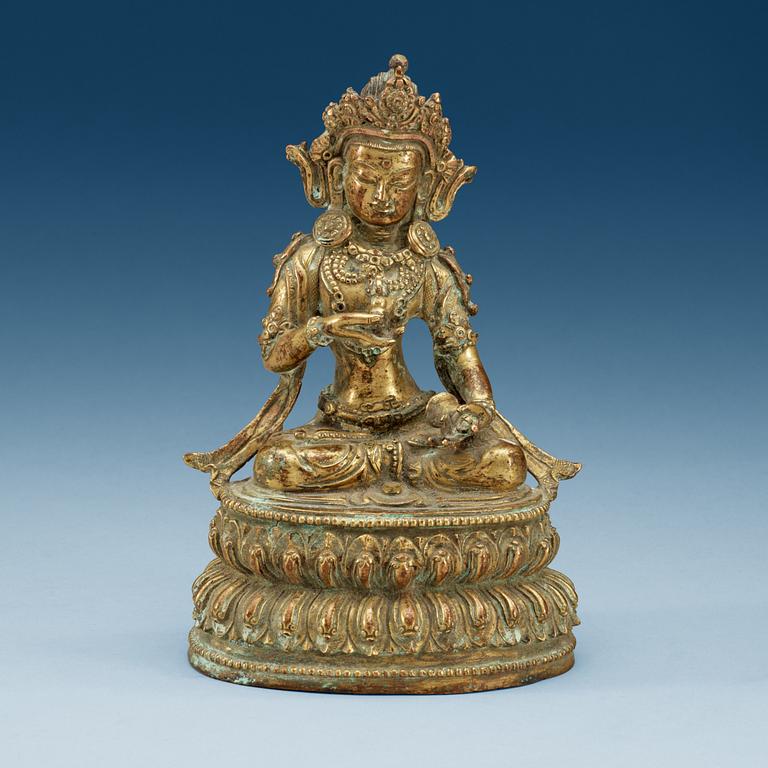 A seated gilt bronze Vajrasattva, late Qing dynasty (1644-1912).