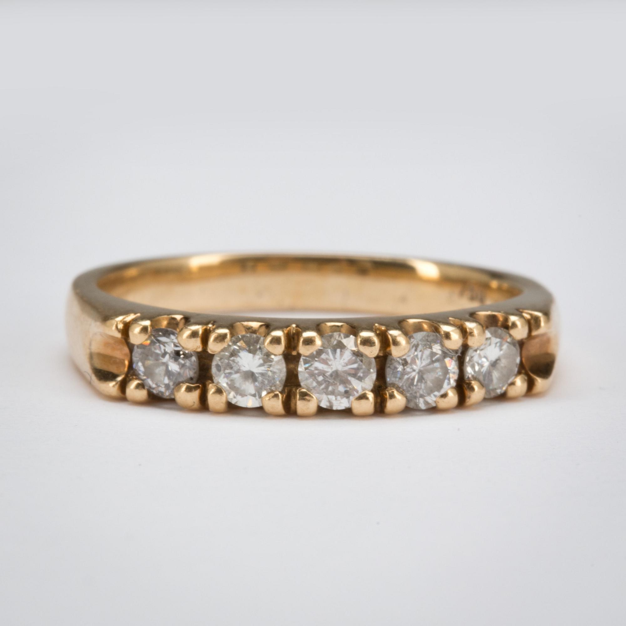 RING, 18 k guld med briljantslipade diamanter, ca 0,50 ct. Vikt ca 3,5 g.